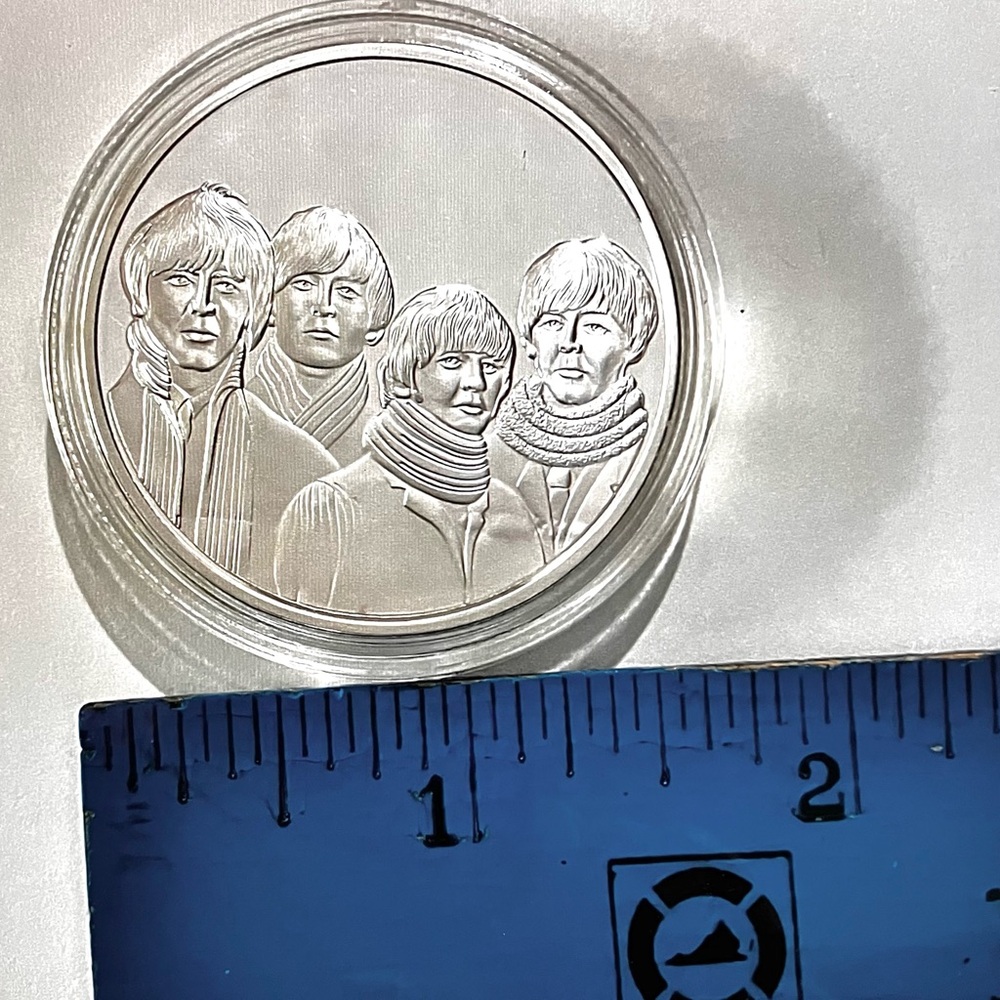 The Beatles Silver Abbey Road Commemorative Coin - Picture 6 of 9